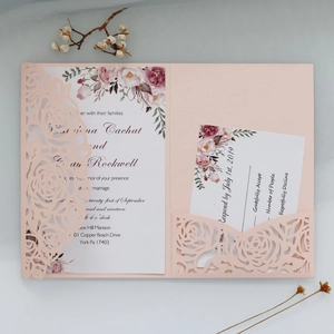 Détail de l'invitation de mariage rose découpée au laser avec carte à motif aquarelle