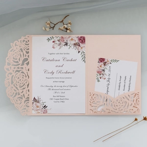 Faire-part de mariage ajouré laser avec motif rose et cartes florales sur tulle