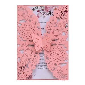 Invito di nozze rosa intagliato al laser con motivi floreali e di farfalle eleganti