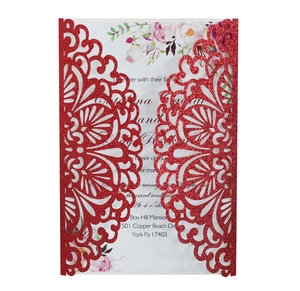 Dettaglio dell'invito rosso glitterato con intricato motivo mandala tagliato a laser