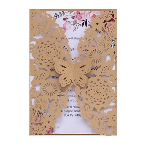 Invito di nozze intagliato al laser beige con farfalle e inserto floreale rosa