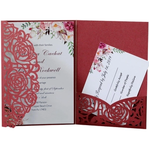 Invitación de boda calada en color burdeos con diseño de rosa y tarjeta RSVP floral