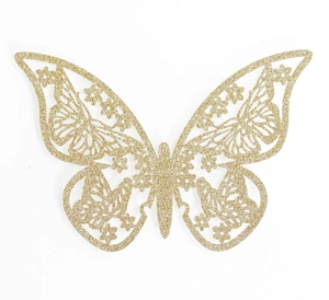 Detalle de pegatina de pared mariposa 3D dorada con purpurina y diseño calado