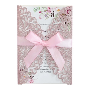 Invito a nozze tagliato a laser in oro rosa glitterato con fiocco rosa e decori