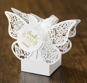 Boîte à bonbons papillon blanche découpée au laser avec fleurs et ruban de soie