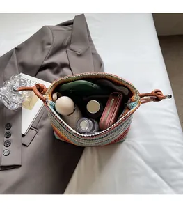 Vue détaillée de la grande capacité intérieure de ce sac seau tissé avec divers objets