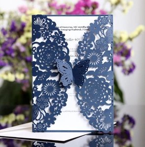 Dettaglio dell'invito di nozze blu navy tagliato al laser con fibbia a farfalla 3D e inserto
