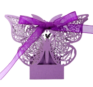 Boîte à dragées papillon violette découpée au laser en papier nacré avec ruban
