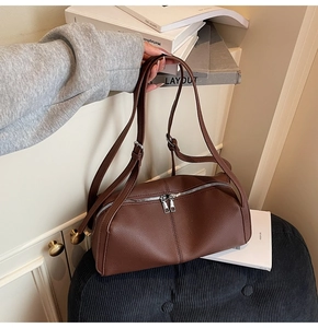 Dettaglio borsa boston in pelle martellata marrone scuro con doppia cerniera argento