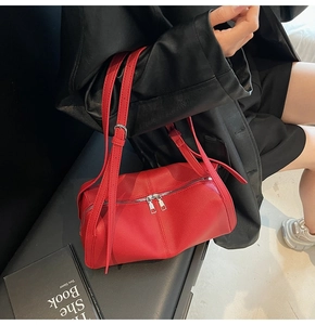 Dettaglio borsa a cuscino in pelle martellata rossa con doppia zip e doppi spallacci