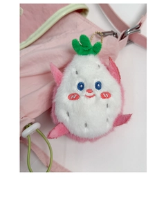 Détail d'un porte-clés pitaya en peluche avec broderie sur un sac à bandoulière rose