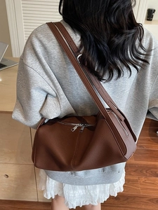 Borsa a cuscino minimalista marrone scuro motivo litchi con doppie tracolle da donna