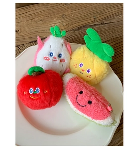 Gros plan de charms en peluche fruits avec broderie et chaînes en métal doré