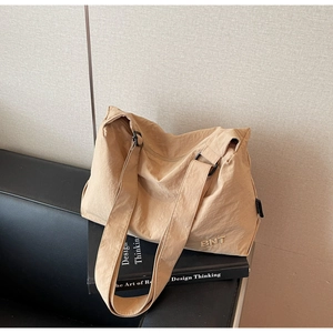 Détail du sac cabas en toile marron clair avec broderie BNT et larges bandoulières