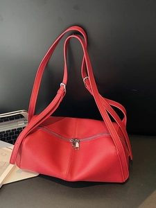 Borsa a tracolla rossa in pelle martellata con doppia zip e tracolla regolabile
