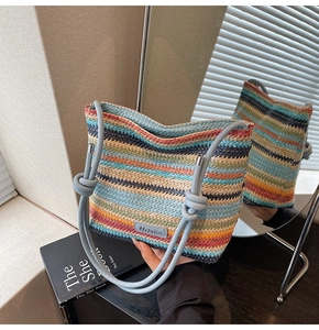 Détail du sac seau tissé à rayures multicolores avec poignées en corde et logo
