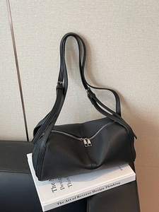 Borsa a cuscino trapezoidale in pelle martellata nera con design a doppia cerniera