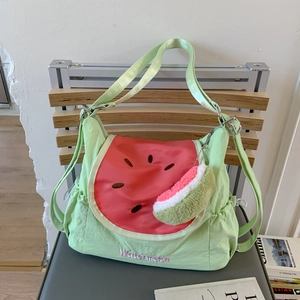 Sac bandoulière pastèque vert menthe avec broderie et bandoulière réglable