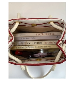 Vista interna della capiente borsa tote in tela a righe con spazio per libri e cosmetici