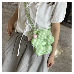 Detail of flower-shaped green checkered crossbody bag with tulip pearl pendant