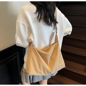 Détail du sac cabas en nylon marron avec logo BNT et bandoulière réglable pratique