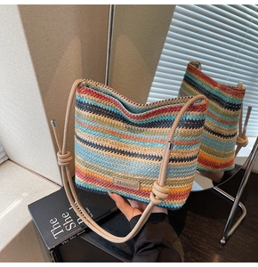 Gros plan détaillé d'un sac seau tissé coloré avec logo en cuir et nœud décoratif