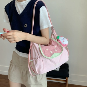 Sac bandoulière rose en toile avec broderie goyave et charmant porte-clés peluche