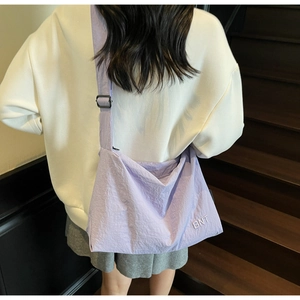 Vue détaillée du grand sac cabas en toile lilas avec logo BNT et bandoulière réglable
