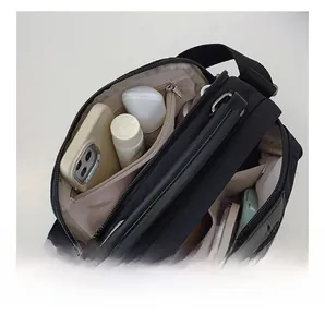 Vista interna della borsa a tracolla in nylon nero con vari scomparti organizzati