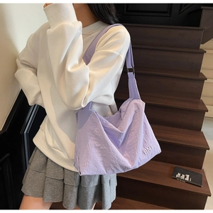 Détail du sac cabas en nylon lilas avec logo BNT et bandoulière réglable pratique