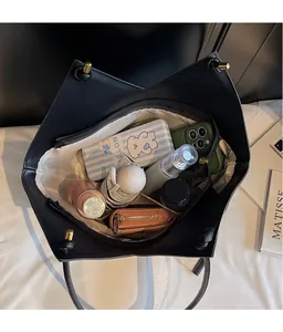 Innenansicht der schwarzen Leder-Shopper-Tasche mit großem Fassungsvermögen und Utensilien
