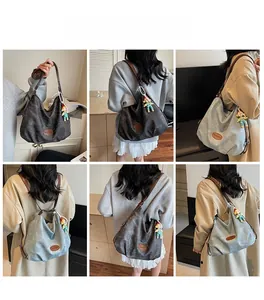Vue multi-angle d'un grand sac cabas rétro avec bandoulières brunes et pendentif