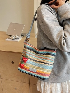 Sac seau tissé à rayures colorées avec bandoulière bleue et pendentifs fraises