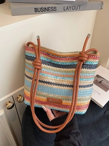 Sac seau en paille tissée à rayures colorées avec bandoulière en corde et étiquette cuir