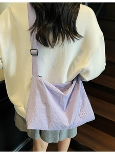 Grand sac bandoulière en nylon violet clair avec broderie BNT sur des escaliers