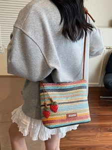 Sac seau tissé à rayures colorées avec breloques fraises et bandoulière marron foncé