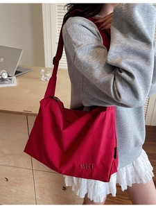 Grand sac fourre-tout en toile rouge avec bandoulière réglable et broderie BNT