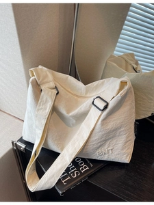 Grand sac cabas blanc en nylon avec broderie BNT et bandoulière réglable pratique