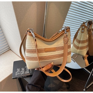 Dettaglio della borsa all'uncinetto a righe beige e marrone con tracolla in pelle