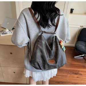 Détail du sac cabas gris foncé avec bandoulières en cuir marron et patch cuir Banatu