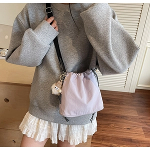 Sac seau à cordon de serrage violet clair avec pendentif en peluche et sangle ajustable