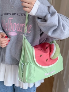 Sac bandoulière en toile vert clair avec broderie pastèque et pendentif en peluche doux