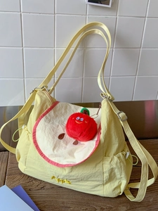 Sac bandoulière jaune en nylon motif pomme avec broderie et charm en peluche rouge