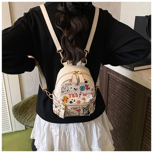 Vue arrière d'un mannequin portant le mini sac à dos graffiti aux motifs de dessins