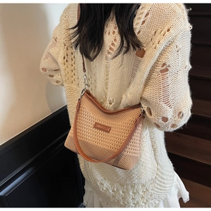 Dettaglio della borsa a spalla in paglia con inserto in pelle marrone Star & Moon