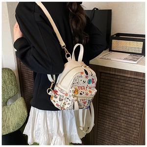 Détail du mini sac à dos avec motifs graffiti d'ours et lapins sur cuir PU beige crème
