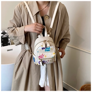 Détail du mini sac à dos à motif graffiti chat avec fermetures en métal doré