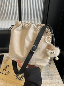 Mode Femmes Mini Sac Seau Cordon Décontracté Polyester Sac à Bandoulière Avec Pendentif Monstre Sac Mobile