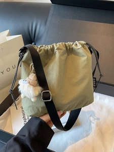 Mini sac à bandoulière vert olive avec cordon de serrage et porte-clés en peluche doux