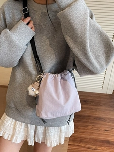 Sac seau lavande à cordon avec bandoulière noire et charmant petit monstre peluche